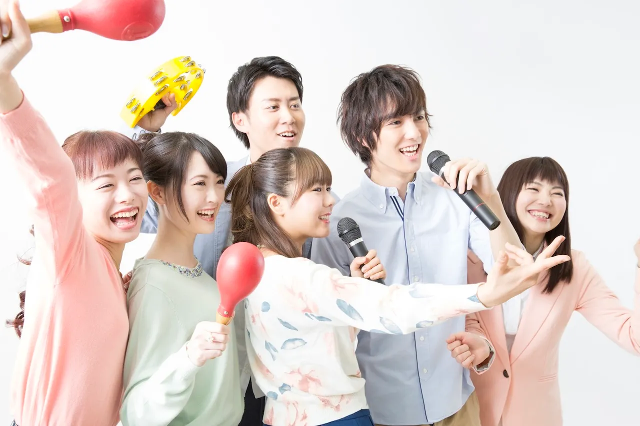 カラオケを楽しむ若者のイメージ画像